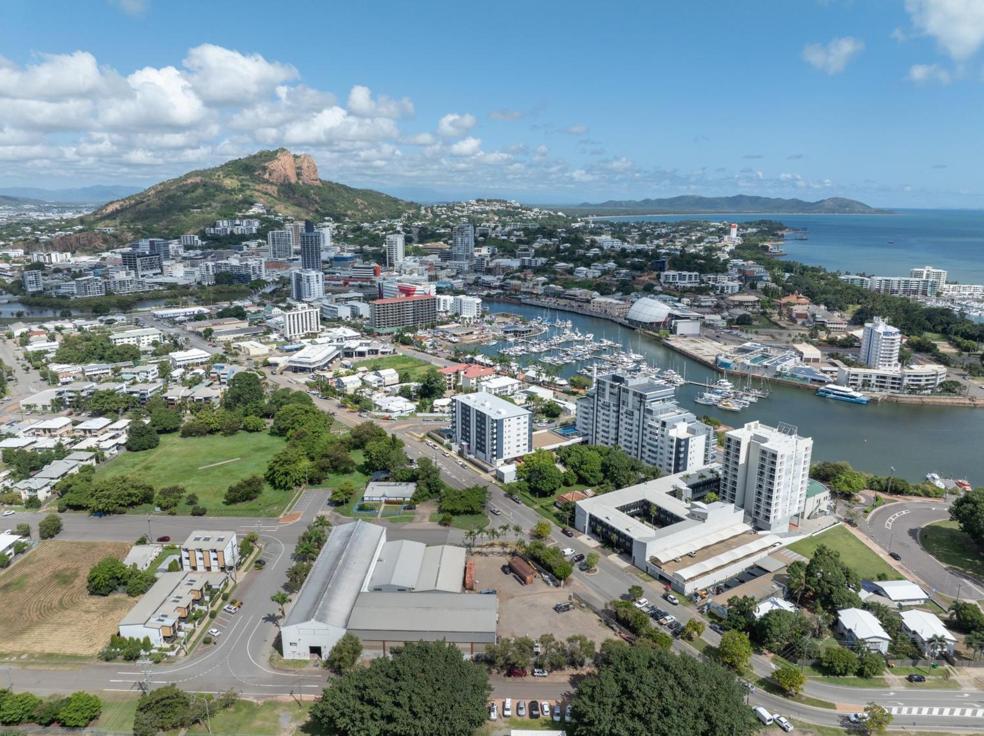 Oaks Townsville Metropole Hotel المظهر الخارجي الصورة